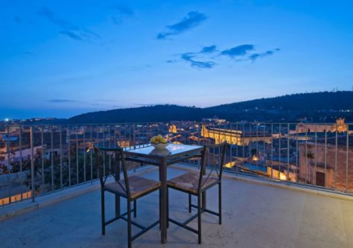 Νυχτερινή Αθήνα με ελληνικό δείπνο